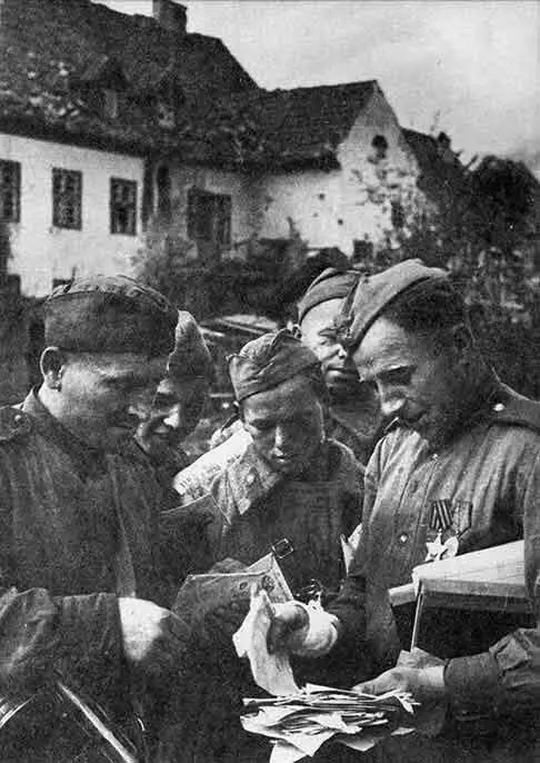 Вести из дома Герои боев Фигура МатериРодины на Пискаревском кладбище в - фото 33