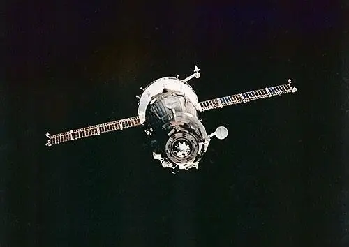 На Союзе к станции Мир Пришло время увидеть Землю со стороны В зале - фото 32