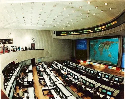 В зале управления полётом Глазами художника Работа в открытом космосе - фото 34