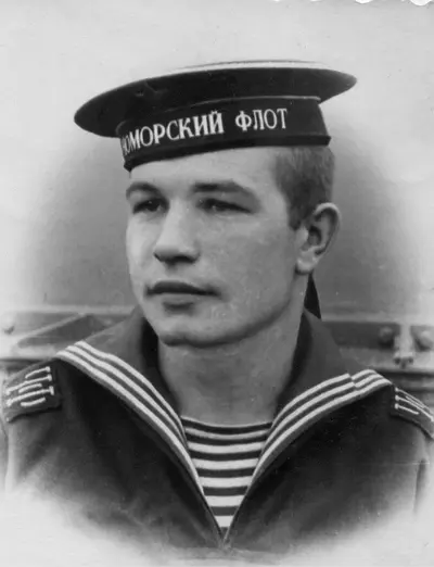 Юрий Артемов навеки с линкором на общих фото крайний справа - фото 23