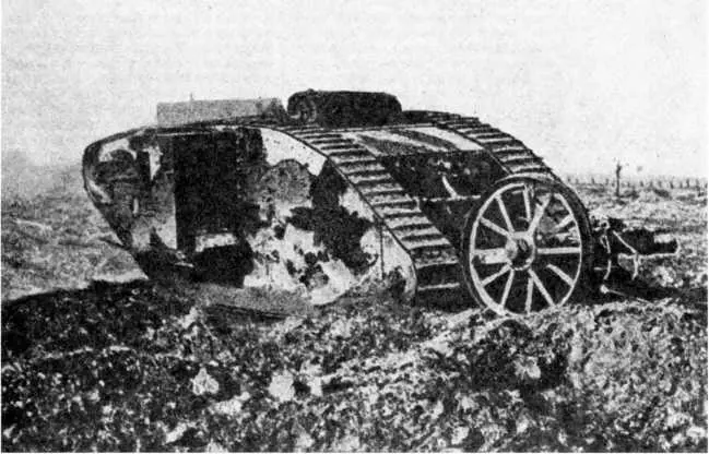 Тяжелый танк Mk I в варианте самец на поле боя Колесный хвост танка частично - фото 12