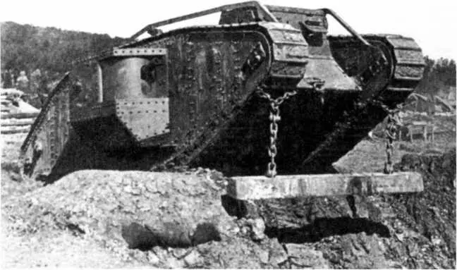 Тяжелый танк Mk IV самец на занятиях по вождению преодолевает препятствие с - фото 13