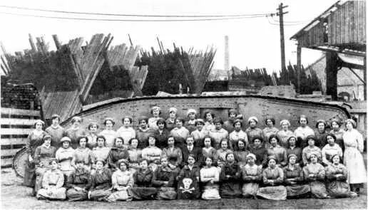 Женщиныработницы завода Фостера в Линкольне снялись на фоне собранного танка - фото 15