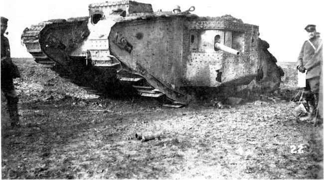 Германские солдаты и офицер позируют рядом с подбитым британским танком Mk II - фото 16
