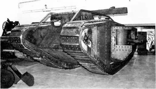 Тяжелый танк Mk IV самец в экспозиции Королевского музея Армии и военной - фото 17