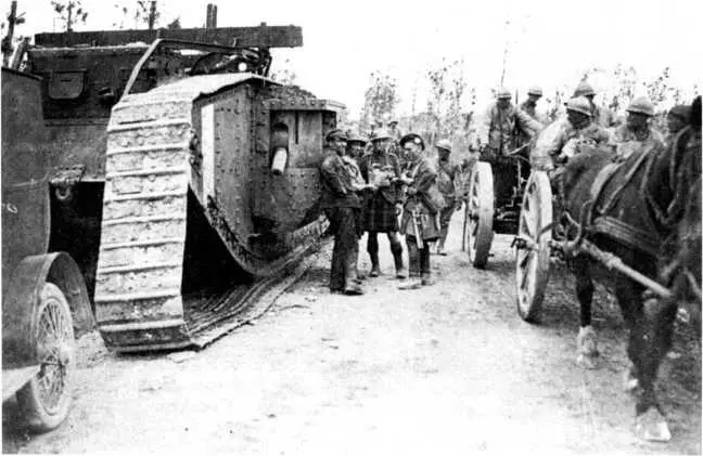 Тяжелый танк Mk V остановившийся на марше у обочины дороги изза обрыва - фото 38