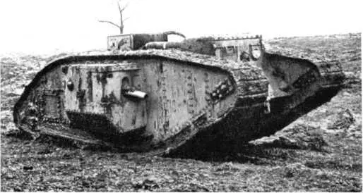 Танк Mk V самец на поле боя Танк снабжен широкими гусеницами направляющие - фото 40