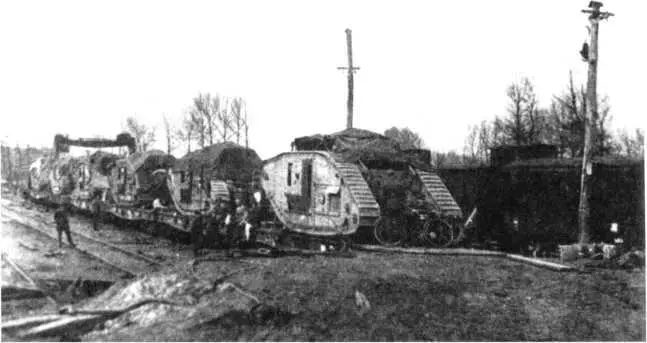 Погрузка танков Mk V на железнодорожные платформы с помощью специальной насыпи - фото 42