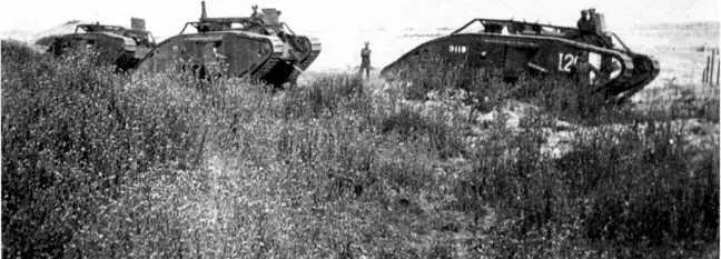 Танки Mk V 9го танкового батальона в колонне Обратим внимание на сигнальный - фото 67