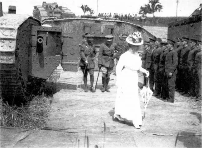 Посещение тяжелого отряда пулеметного корпуса королем Георгом V и королевой - фото 68