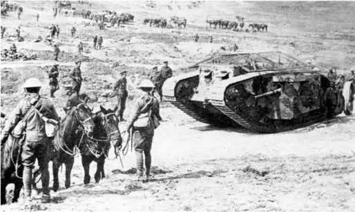 Британские пехотинцы и кавалеристы не без удивления наблюдают за выдвижением - фото 69