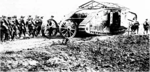 Танк Mk I самец роты С тяжелого отделения пулеметного корпуса совершает - фото 74