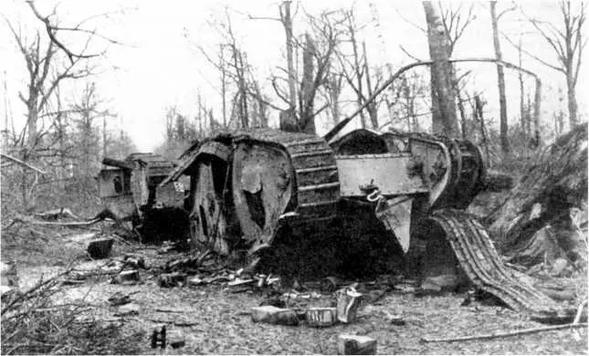 Подорванные тяжелые танки Mk IV Кроме того артиллерия производила химические - фото 79