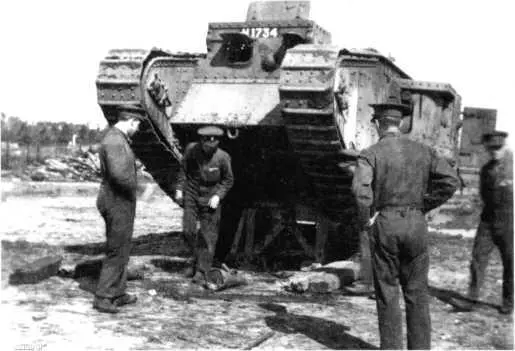 Осмотр танка Mk V самец в парке Пулеметы сняты направляющие для бруса - фото 114