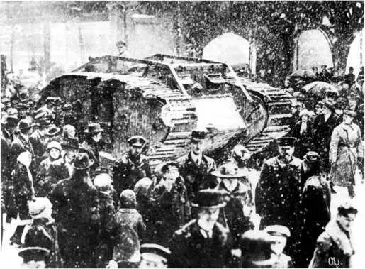 В начале 1918 года по улицам Берлина провели разоруженный трофейный танк Mk IV - фото 121