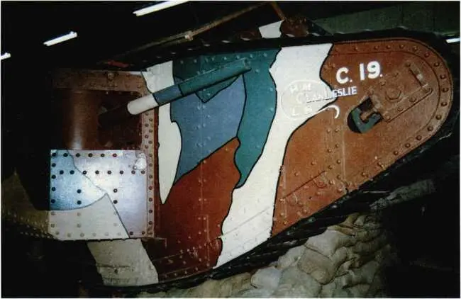 Тяжелый танк Mk I самец С19 Клан Лесли в экспозиции музея Королевского - фото 125