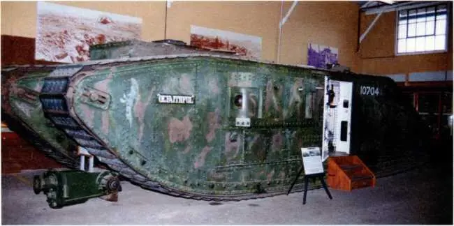Сохранившийся экземпляр тяжелого танка Mk V с открытой бортовой дверью - фото 128