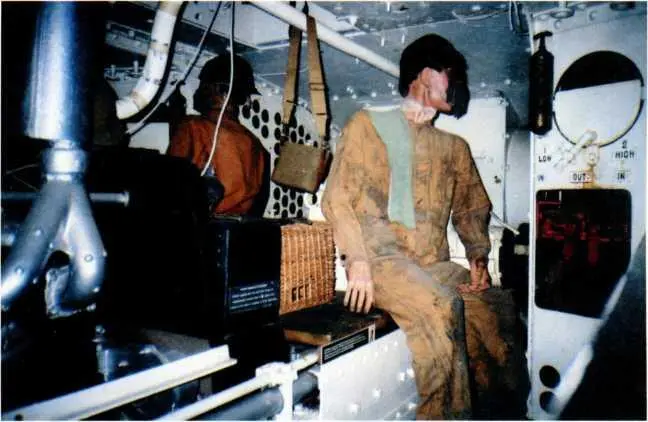 Внутренний интерьер тяжелого танка Мк IV На местах экипажа рассажены манекены - фото 129