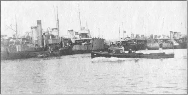 Бизерта Корабли русской эскадры Крайний слева Китобой Декабрь 1920 год - фото 23