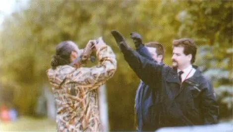 Даниэль Эстулин пытается сделать фото Ричарда Перла бывшего советника - фото 1