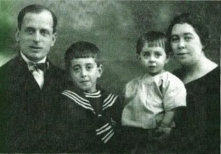 Это моя семья родители старший брат и я Помню это время плохо только как - фото 2