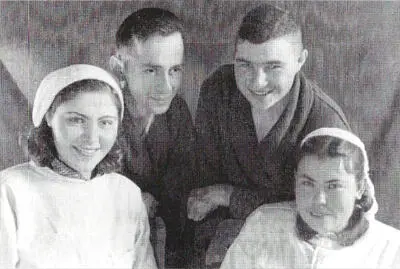 В Куйбышеве в госпитале декабрь 1943 года С однокашникамифрунзевцами - фото 8