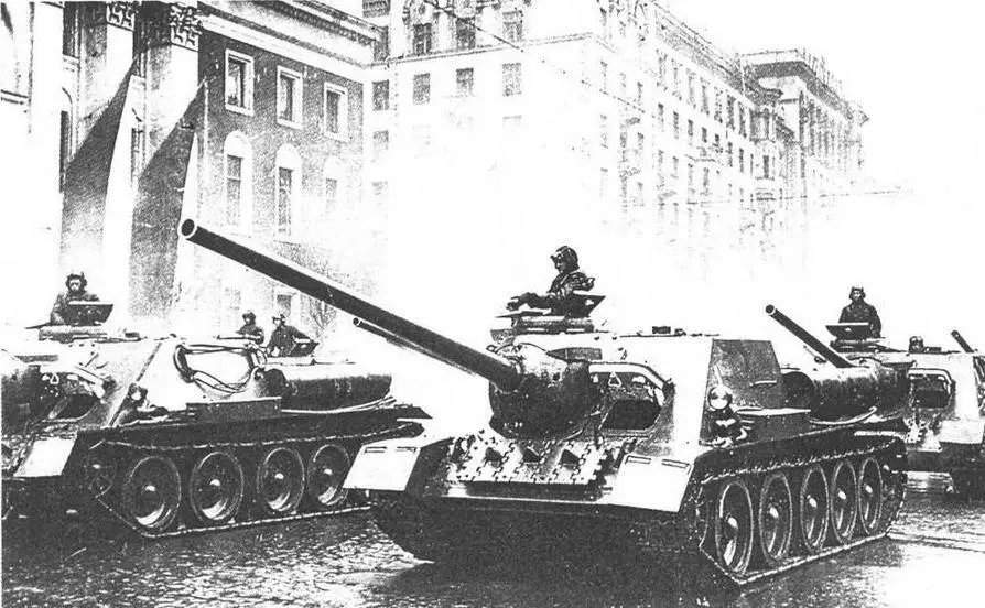 СУ100 на ул Горького перед парадом Москва 7 ноября 1948 года У этих машин - фото 45