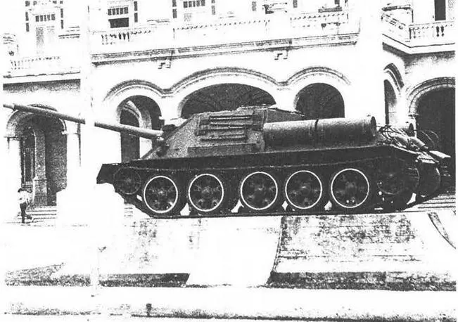 Модернизированная СУ100 установленная в качестве памятника в Гаване В - фото 53