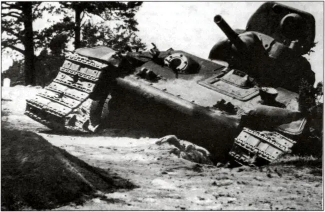Т34 обр 1940 г подбитый летом 1941 г Танки первых выпусков вооружались - фото 29