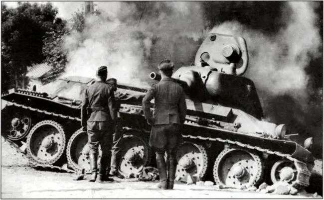 Немецкие офицеры осматривают подбитый Т34 обр 1940 г Наличие столь мощного - фото 33