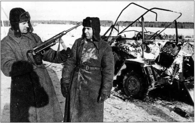 Красноармейцы рассматривают трофейное оружие Район Тулы декабрь 1941 года - фото 40