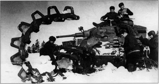Советская ремонтная бригада осматривает оставленный при отступлении немцами - фото 62