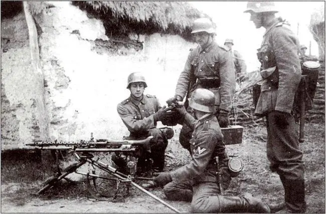 Расчет немецкого станкового пулемета MG 34 готовится к бою на окраине - фото 40