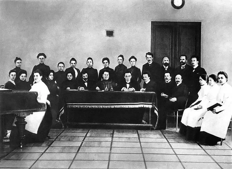Экзамены в институте в 1900е гг В конце года бывали инспекторские экзамены в - фото 8