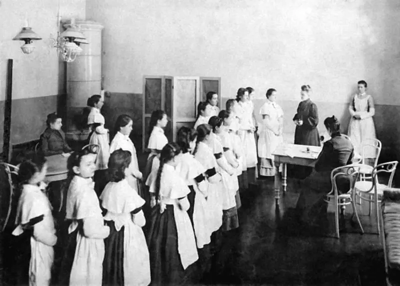 Медицинский осмотр Выпускной альбом института 1889 года Единственным утешением - фото 18