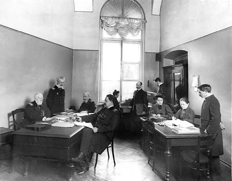 Преподаватели Смольного института в учительской комнате Когда воспитанницы ушли - фото 21