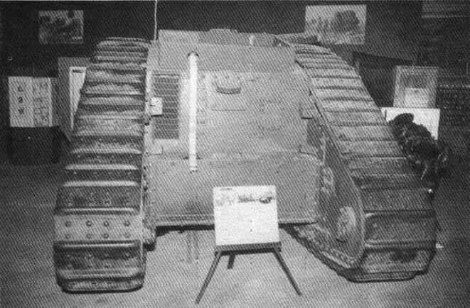 Mk IV в Бовингтоне В отличие от более ранних моделей его выхлопная труба - фото 14