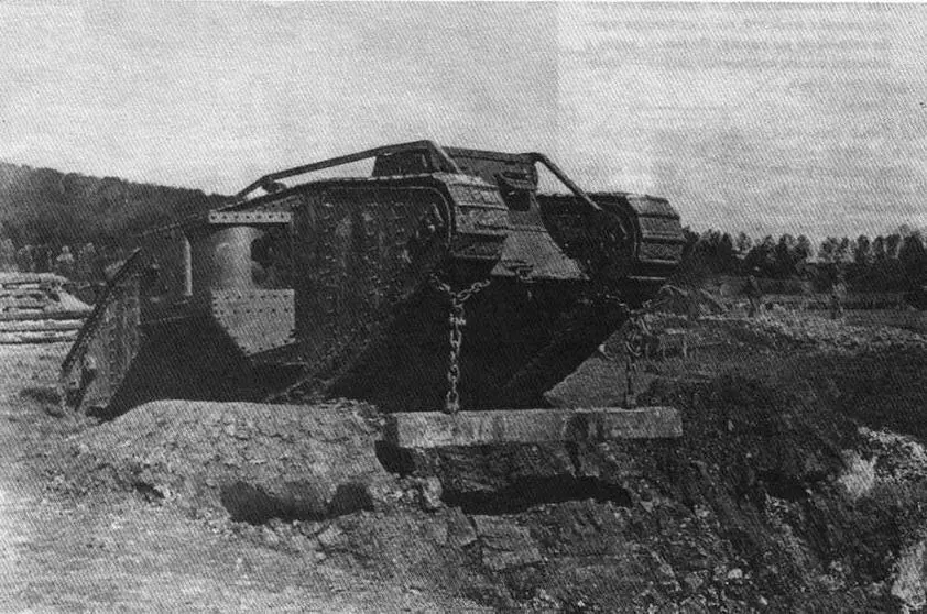 Тяжелый танк Mk IV самец во время учебных занятий Хорошо видна балка - фото 17