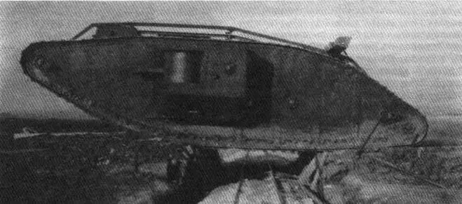 Тяжелый танк Mk IV самец проезжает над узкоколейной железной дорогой - фото 34