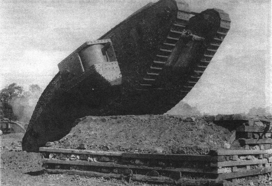 Танк Mk IV во время преодоления препятствия Учебный лагерь в селении Эрен - фото 36