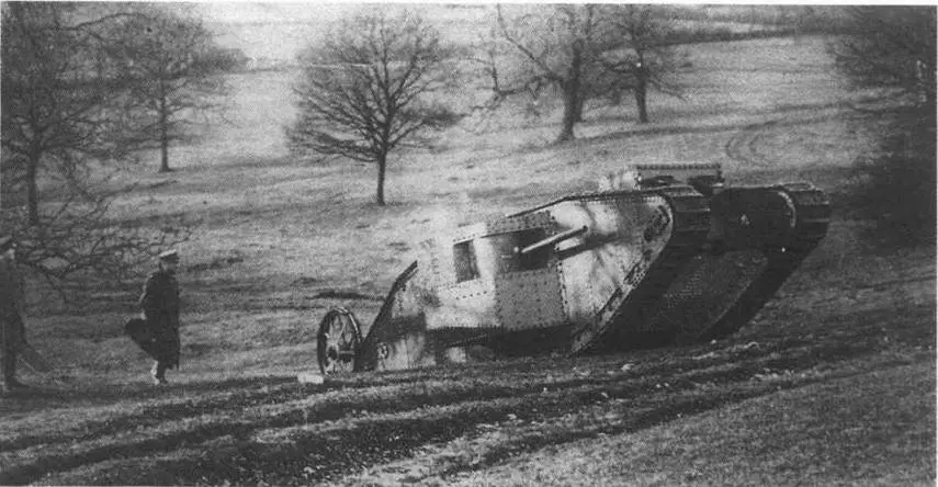 Танк Мать во время испытаний в парке Хатфилд близ Лондона 2 февраля 1916 - фото 5