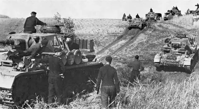 Танковая колонна в степях Украины Июнь 1941 года На переднем плане PzIV - фото 69