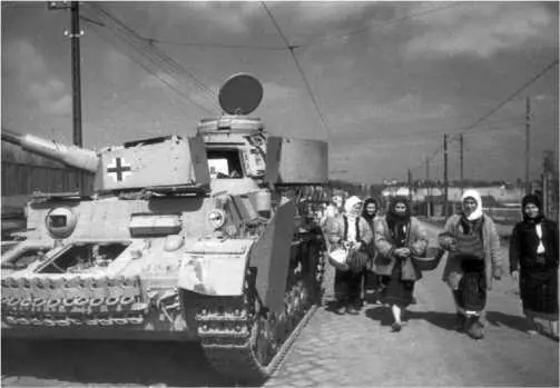 Крестьянки проходят мимо подбитого танка PzIV AusfJ Буковина 1944 год - фото 87