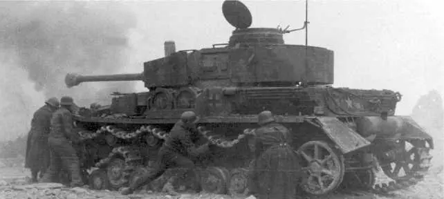 Экипаж танка PzIV AusfH пытается натянуть разорванную гусеницу Франция 1944 - фото 88