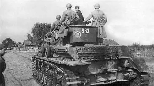 Бойцы Красной Армии осваивают трофейный танк PzIV Ausf D На ящике для - фото 102
