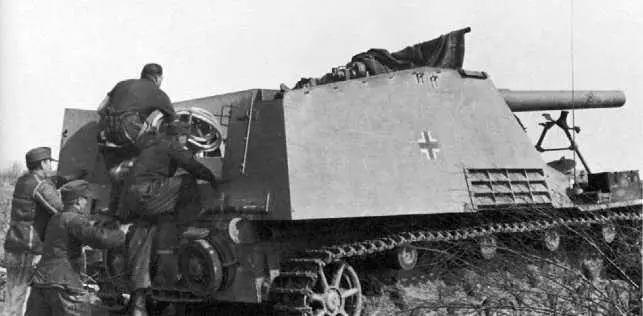 Расчет занимает места в боевом отделении САУ Восточный фронт 1944 год - фото 119