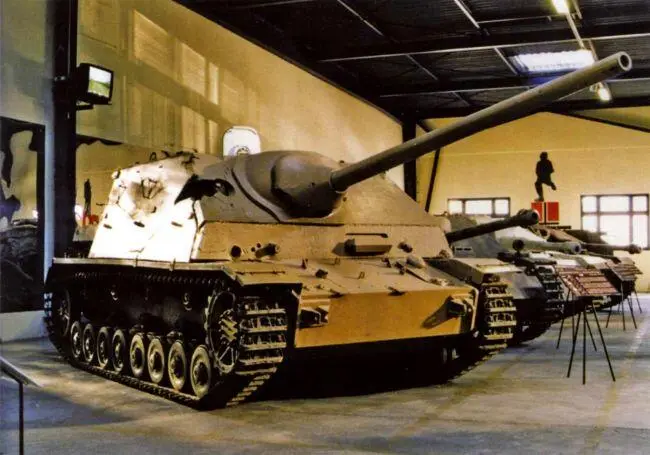 Jagdpanzer IV70 А в экспозиции танкового музея в Самюре Франция - фото 167