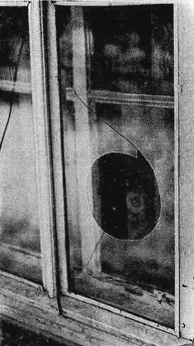 Рис 109 Отверстие в наружном стекле возникшее при взрыве Круг в стекле был - фото 110