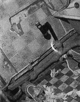 Рис 58 Разрушения в ванной комнате Внизу осколки сливной трубы сливного - фото 58