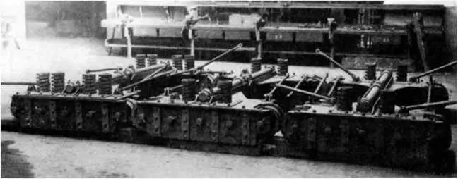 Собранные тележки ходовой части A7V с пружинами осями и тягами подвески - фото 21